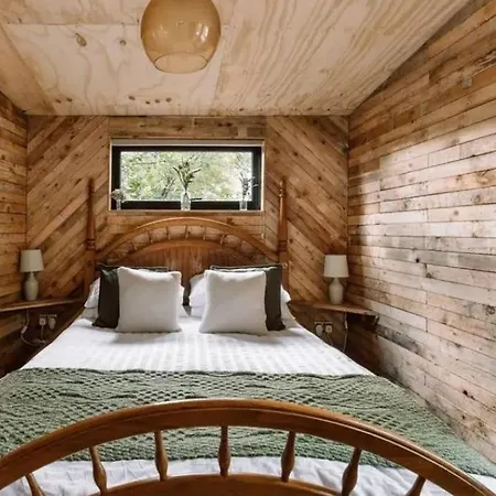 Glamping On A Vineyard - Wooden - Feuille Savigne